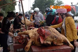 Xem cảnh mổ bê ngay giữa chợ đông người