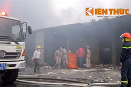 Cận cảnh vụ cháy kho giấy vệ sinh Diana giữa Thủ đô