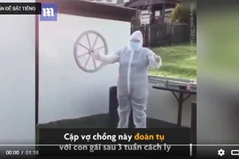 Video: Vợ chồng nhân viên y tế mặc đồ bảo hộ về gặp con vì quá nhớ 