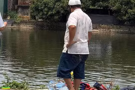 Hưng Yên: Phát hiện thi thể mẹ đơn thân cùng xe máy dưới ao