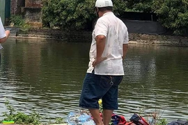 Hưng Yên: Phát hiện thi thể mẹ đơn thân cùng xe máy dưới ao