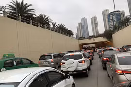 Dòng xe cộ cuồn cuộn đội mưa rét ngày cận Tết Canh Tý 2020