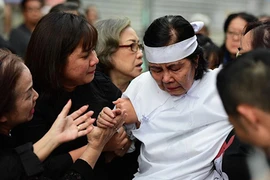 Lễ đưa tang NS Chánh Tín: Vợ nhiều lần ngã quỵ, con trai chưa kịp về