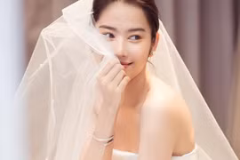 Hậu tin đồn hẹn hò Lãnh Thanh, Nam Em khoe ảnh mặc váy cưới