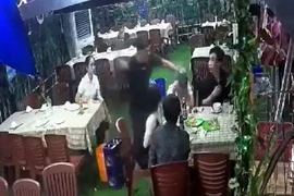 Hỗn chiến trong quán nhậu ở TP.HCM, 1 người bị đâm chết
