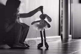 Nghe thấy tiếng búp bê khóc, bé gái 4 tuổi liên tục mất ngủ