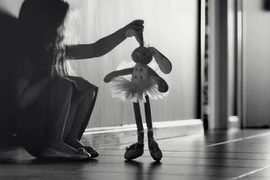 Nghe thấy tiếng búp bê khóc, bé gái 4 tuổi liên tục mất ngủ