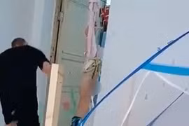 Khẩn cấp tìm người đàn ông đánh bé trai bị treo ngược đến ngất xỉu