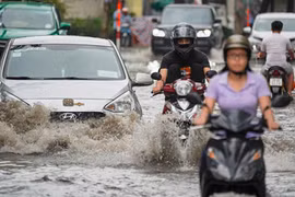 Xe sang Rolls-Royce chết máy sau cơn mưa lớn ở Thảo Điền