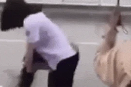 Video: Nữ sinh đấm đá bạn túi bụi 'Mày thách tao à?'