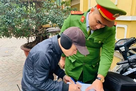 Hà Nội: Bãi trông xe “chặt chém”, không phép mọc lên nhan nhản