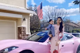 Phạm Hương và con trai du xuân bên siêu xe