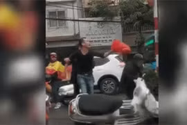 Video: Va chạm giao thông, tài xế lấy đồ, hung hăng đạp xe, đòi đánh cô gái