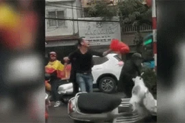 Video: Va chạm giao thông, tài xế lấy đồ, hung hăng đạp xe, đòi đánh cô gái