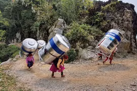 Sự thật hình ảnh phụ nữ vùng cao cõng bồn nước lên núi