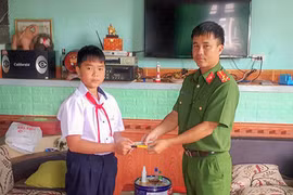 Học sinh lớp 6 nhờ công an tìm trả gần 10 triệu cho người đánh rơi