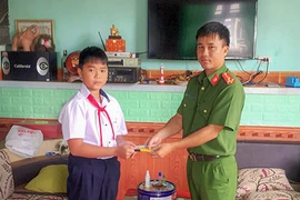 Học sinh lớp 6 nhờ công an tìm trả gần 10 triệu cho người đánh rơi