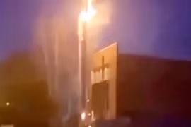 Nghi gieo rắc COVID-19, người dân thiêu rụi trụ phát sóng 5G