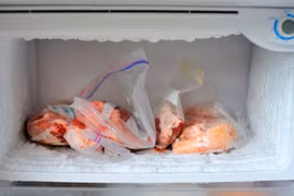 Cách bảo quản thịt gà sống an toàn trong tủ lạnh 