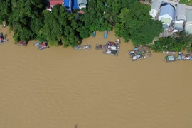 Cuộc sống xóm vạn chài đảo lộn khi Thủy điện Hòa Bình xả lũ