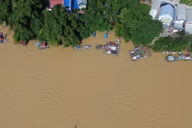 Cuộc sống xóm vạn chài đảo lộn khi Thủy điện Hòa Bình xả lũ