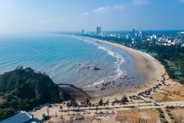 Nắng nóng gay gắt, du khách về biển Thiên Cầm "giải nhiệt"