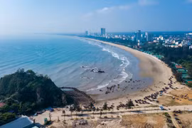 Nắng nóng gay gắt, du khách về biển Thiên Cầm "giải nhiệt"