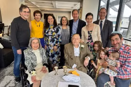 Đám cưới lãng mạn của cụ ông 102 tuổi và cụ bà 100 tuổi 