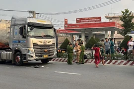 Va chạm với xe bồn, đôi nam nữ đi xe máy tử vong 