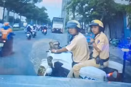 Sản phụ “suýt vượt cạn” trên xe được CSGT ứng cứu ngay “nút kẹt” hầm chui