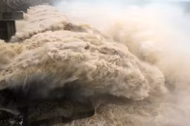 16h chiều nay, hồ thủy điện Hòa Bình, Tuyên Quang mở cửa xả đáy