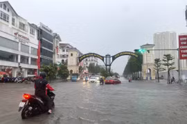 Hà Nội mưa lớn kéo dài, Đại lộ Thăng Long ngập như sông