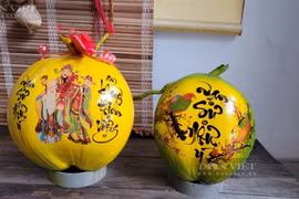 Vẽ tranh, viết thư pháp trên trái dừa, dưa hấu... bán đắt như tôm tươi
