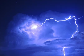 Vì sao ngồi trong ô tô khi trời mưa sấm sét lại an toàn?