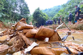 Cao Bằng: Toàn cảnh trục vớt xe khách bị cuốn trôi, 29 người chết 