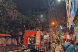 Cháy lớn tại ngôi nhà 6 tầng ở Hà Nội, có người mắc kẹt