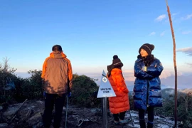 Người mẹ Hà Nội đưa 2 con leo núi, chinh phục các đỉnh cao