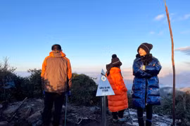 Người mẹ Hà Nội đưa 2 con leo núi, chinh phục các đỉnh cao