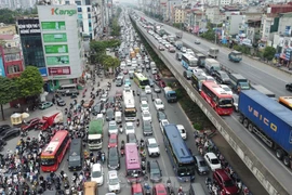 Cận cảnh đường trên cao Hà Nội trở thành "vành đai đỏ" vì tắc đường