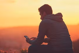 Tại sao sắp cưới người khác, cô ấy còn hẹn hò với tôi?