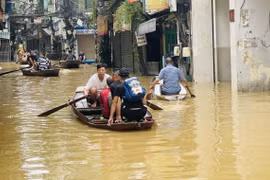 Cuộc sống người dân Hà Nội vùng ngoài đê: Chèo thuyền để đi lại