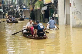 Cuộc sống người dân Hà Nội vùng ngoài đê: Chèo thuyền để đi lại
