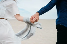  Cưới ông lão 80, cô gái 23 tuổi thường xuyên đăng ảnh hạnh phúc