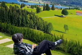 Đà Lạt có cần thiết phải tạo cảnh Thuỵ Sĩ “giả” bằng phông bạt?