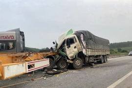 Va chạm kinh hoàng trên cao tốc Cam Lộ - La Sơn, xe tải nát đầu 