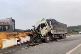 Va chạm kinh hoàng trên cao tốc Cam Lộ - La Sơn, xe tải nát đầu 