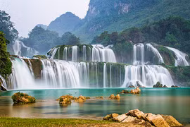 Tour du lịch qua biên giới Cao Bằng có gì mà "hút" khách? 