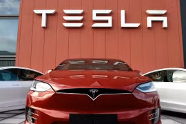 Video bé gái 7 tuổi phát hiện lỗi trên xe Tesla gây sốt mạng