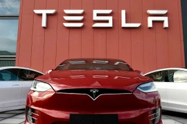 Video bé gái 7 tuổi phát hiện lỗi trên xe Tesla gây sốt mạng