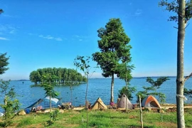 Khu cắm trại ven hồ Trị An tập nập khi TP.HCM bớt nóng